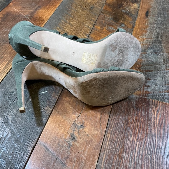 Chrissy Teigen x REVOLVE Marina Olive Green Twist Detail Heels Women’s 9.5 - Picture 7 of 9